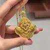 "Esplendor Dorado" Colgante Auspicioso de las Cuatro Estaciones con Filigrana Incrustada de Diamantes y Circonita Roja, Collar Estilo Palacio Floral Atractor de Riqueza y Buena Suerte