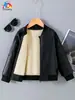 Jaquetas de couro para meninos, estilo europeu e americano, com forro de fleece e espessadas, jaquetas baseball quentes de outono e inverno para crianças, atacado e feitas sob medida pelo fabricante