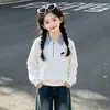 Conjunto versátil para niña para primavera y otoño: un conjunto de dos piezas estilo preppy que presenta un top de manga larga con doble cuello y lazo, combinado con pantalones de mezclilla de moda