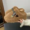 Chinelos de Pelúcia com Solado Grosso Estilo Retrô para Mulheres 2026 Novo Inverno Moda Outdoor Bico Fechado Confortáveis para Casa Slip-On Chinelos de Algodão