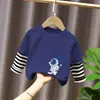 2026 Nova Camiseta Estilosa de Algodão Puro para Meninos, Manga Longa, Solta e Versátil, Camada Base Outono Inverno, Roupa Infantil