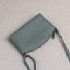 Bolsa transversal pequena, leve e macia, em couro legítimo, modelo 2024, com design simples e casual. Confeccionada em couro bovino de alta qualidade e com acabamento impecável.