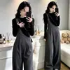 Elegante conjunto de overol para mujer, nueva colección de otoño, moderno y estilizado conjunto de dos piezas con camiseta de manga larga y overol