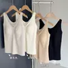 Top sin mangas de encaje con cuello en V de tacto suave para mujer, de principios de otoño, con copas integradas, tirantes anchos, de longitud media, sexy y cálido