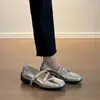 Versión de Piel Suave de Zapatos Mary Jane Planos con Tira Cruzada 2026 para Mujer Estilo Francés Punta Cuadrada Simple Elegantes Casual Versátiles Zapatos de una Sola Pieza