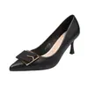 Sapatos Femininos de Nicho de Luxo Estilo Francês 2026 Coleção Primavera e Outono Novo Modelo com Saltos Finos, Bico Fino, Sapatos de Trabalho com Fivela Quadrada, Saltos Altos Elegantes