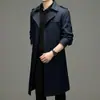Novo trench coat masculino de primavera 2023, comprimento estendido, gola de terno casual de negócios, cinto, capa de joelho masculina