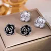 Brincos de Tarraxa Camélia com Gotejamento de Óleo Estilo Francês Vintage, Brincos Pequenos Elegantes e Chiques com Pedras de Diamante Estilo Chanel, Brincos Versáteis de Luxo Leve de Nicho