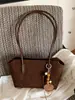 Bolso de mano retro de gran capacidad transfronterizo para mujer 226 nuevo bolso de mano casual de moda bolso de hombro para el trabajo bajo el brazo