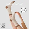 Nuevos estilos de otoño e invierno: calcetines de mujer bordados con hilo de puntos, con colores contrastantes, un diseño lindo y moderno, y longitud hasta la mitad de la pantorrilla. Estos calcetines de algodón son perfectos para estudiantes mujeres. Calcetines Zhujie