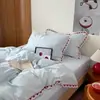 Juego de tres o cuatro piezas de algodón lavado de alta densidad estilo Ins, algodón puro con ribete de encaje rojo calado, ropa de cama para dormitorio estudiantil