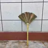 Escoba pequeña hecha a mano piel roja hierba de manila unidad escolar escoba de limpieza escoba antigua escoba de limpieza interior escoba de plántula de seda dorada