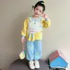 Traje de estilo coreano para niña con cuello de conejito, colección primavera/otoño, nuevo diseño 2026, conjunto de dos piezas moderno y elegante para niñas pequeñas