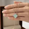 Collar de trébol de cuatro hojas verde menta en oro blanco para mujer, collar de trébol de la suerte de calcedonia y nácar blanco, cadena para clavícula al por mayor
