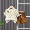 Conjunto Curto de Verão para Meninas 2025 Novo Estilo Infantil Bebê Floral Gola Lapela Top Shorts Conjunto de Duas Peças
