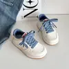 Tênis Brancos Infantis 2026 Outono Novo Estilo Tênis de Skate para Meninos Sapatos Casuais para Crianças de Meia-idade e Grandes Sapatos para Meninas Sola Macia Tênis Esportivos