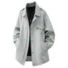 Otoño 2026 Nuevas Llegadas Tallas Grandes Chaqueta de Longitud Media para Hombre Holgada Solapa Estilo Montaña Exterior Cortavientos para Hombres Gordos