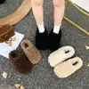 Chinelos femininos peludos espessos, de calçar, preguiçosos, quentes, para outono e inverno, meias-chinelos 2026, bico fechado, forrados com pelúcia, de sola plana para uso externo