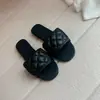 Sandálias Rasteirinhas Femininas de Couro Genuíno com Padrão de Diamante de Tira Única, Chinelos Macios de Couro para Uso Externo, Estilo Pequeno Perfume, Versáteis para Casa e Exterior