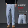 Calça jeans de alta qualidade na cor cinza fumaça, calça masculina de corte reto e modelagem solta, coleção outono/inverno 2026, calça longa casual para homens de meia-idade, com forro de fleece