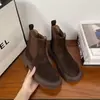 Botas Chelsea de tornozelo em couro macio, com sola grossa, para mulheres, nova coleção outono/inverno 2026, estilo retrô moderno, botas estilo Martin com forro de fleece