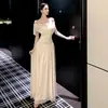 Vestido de Malha de Design Francês de Alta Gama para Mulheres, Ombro Único, Temperamento de Desejo Puro, Vestido de Aniversário, Cintura Marcada, Saia Longa