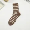 Calcetines Zhuji para mujer, calcetines de media pantorrilla, otoño e invierno, calcetines de felpa, a rayas, ins, estilo coreano de moda, medias deportivas en blanco y negro