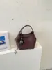 A mais recente bolsa de mão retrô, moderna e estilosa para mulheres, é um item quente no mercado internacional.. É uma bolsa tipo balde de grande capacidade que pode ser carregada como bolsa de ombro ou bolsa transversal, e é versátil o suficiente para combinar com qualquer roupa.
