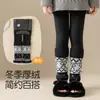 Leggings de invierno para niñas, estilo nuevo, forrados de felpa, engrosados, adecuados para usar al aire libre, lana de cordero, rayas verticales, pantalones cálidos para niños con puños de calcetín