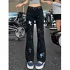 Jeans skinny casual moderno com retalhos, estiloso e único, com detalhes rasgados, patches bordados e uma mistura de algodão para homens