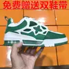 Zapatos réplica de alta calidad de Jirachi de Putian, modelo de pareja Trainer estilo LV, con relieve, que aumentan la altura, suela gruesa, zapatillas deportivas, mocasines