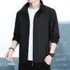 Jaqueta masculina nova de primavera e outono com gola alta simples, top versátil casual de corte solto para homens jovens e de meia-idade, adequado para o dia a dia, moderno e disponível em tamanhos grandes