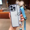 Adequado para iPhone 16E Capa de Celular com Suporte de Pulseira de Coração Galvanizado Apple 15 Promax Alça de Ombro 14 Capa Protetora