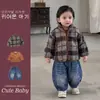 Chaqueta de algodón estilo nuevo de invierno, moderna y elegante, jeans forrados de polar para niños, top liso para niños, conjunto de tres piezas supergenial