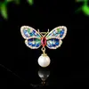 Broche de mariposa esmaltado bicolor, pasador de collar con perla en ala de goteo de aceite, broche de estilo chino para cheongsam, disponible para dropshipping