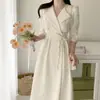 Vestido de moda de lujo ligero estilo francés para otoño coreano con diseño de lazo cruzado, cintura elegante entallada y mangas largas con cuello camisero