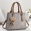 Bolsa Feminina Texturizada Elegante para o Dia a Dia com Pingente Floral, Bolsa de Mão com Alça de Ombro, Bolsa Transversal para o Trabalho Diário, Bolsa para o Trabalho