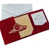 Invitación de boda de doble puerta de terciopelo burdeos con estampado dorado, invitación de boda con insignia de corona estilo europeo de acrílico dorado espejo