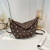 Bolso de Hombro Tachonado Estilo Punk Nuevo 2026 para Mujer, Bolso Cruzado tipo Dumpling para el Trabajo, Bolso de Mujer Moderno y Único, Disponible en 5 Colores