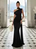Vestido sereia de um ombro só com gola halter estilo europeu e americano, com design ombro a ombro, franzido lateral, caimento justo, bodycon, adequado para festas e como vestido de madrinha