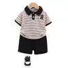 Conjunto de Verão de Manga Curta para Meninos 2026 Novas Roupas de Verão para Bebês Roupas Listradas Onduladas Conjunto de Duas Peças para Bebê e Criança