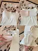Camisola de encaje con botones para chica atractiva con copas, sexy ajustada, favorecedora, sin mangas para verano
