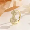 Anillo de Trébol Nuevo 2025 con Diamantes Completos Moda Temperamento Estilo Ins Fresco Lujo Ligero Nicho Anillo de Gama Alta