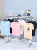 El perchero de exhibición de ropa de pie es un perchero de exhibición de acero inoxidable de doble cara tipo isla para tienda de ropa para hombres, mujeres y niños.