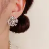 Aretes de Flor de Perla Tachonados con Diamantes Estilo Metal Súper Brillante Chapado en Oro Cobre para Mujer, Aretes Elegantes Simples y de Moda con Agujas de Plata