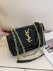 Bolsa Pequena de Couro Patente Estilo Francês de Luxo Leve para Mulheres, Novo Modelo 2026, Bolsa de Ombro com Corrente Texturizada Versátil, Bolsa Quadrada Pequena de Ombro, Bolsa Transversal