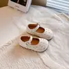 Zapatos Mary Jane de Gamuza para Bebé 2026 Nuevo Estilo Primavera y Otoño Zapatos Planos de Moda para Niñas Zapatos de Cuero de Suela Suave y Boca Baja