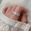 Anillo Minimalista de Moda Estilo Coreano con Diseño Único, Anillo Pequeño de Flor Vintage para Mujer, Versátil de Lujo Ligero Nuevo Accesorio de Mano al por Mayor