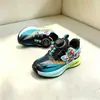 Tenis de piel para niños, tallas 28-32, para niños pequeños de 2 años, con suelas suaves, antideslizantes y un diseño moderno para niños y niñas.