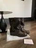 Botas de plataforma em couro com solas grossas, design de perna larga e salto bloco, apresentando estilo cowboy western, salto robusto e detalhe de fivela de cinto.